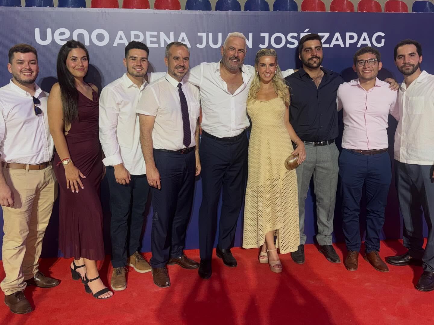 Equipo de MCI en la inauguración del Ueno Arena Juan José Zapag