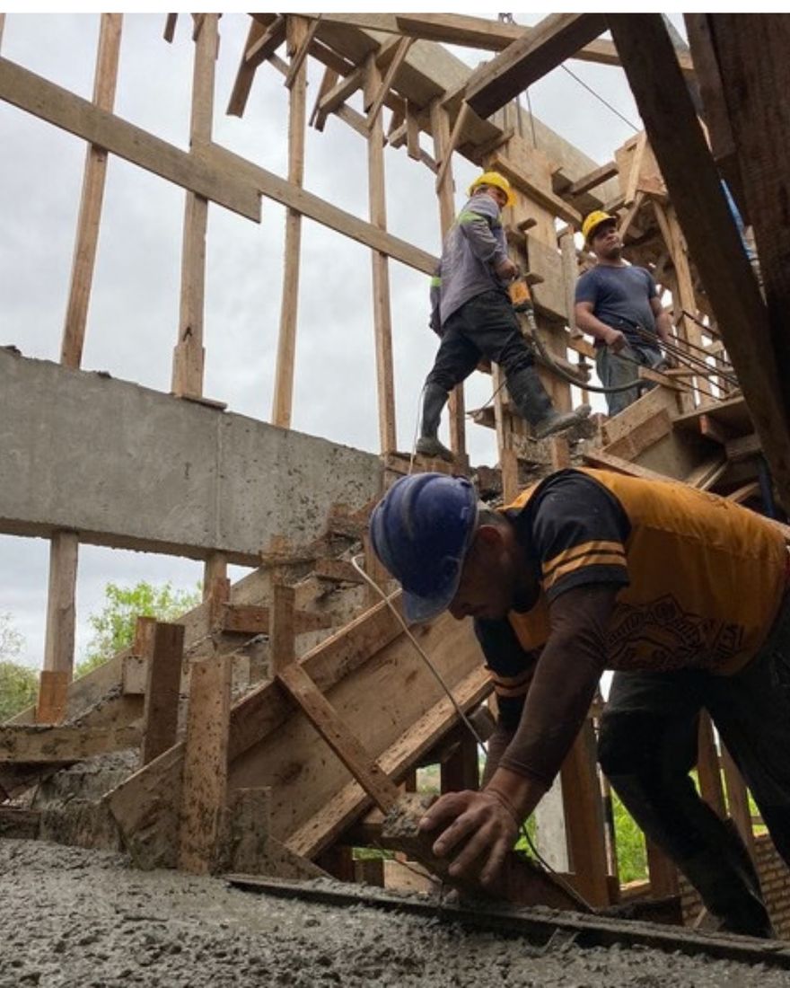 Operarios de MCI trabajando