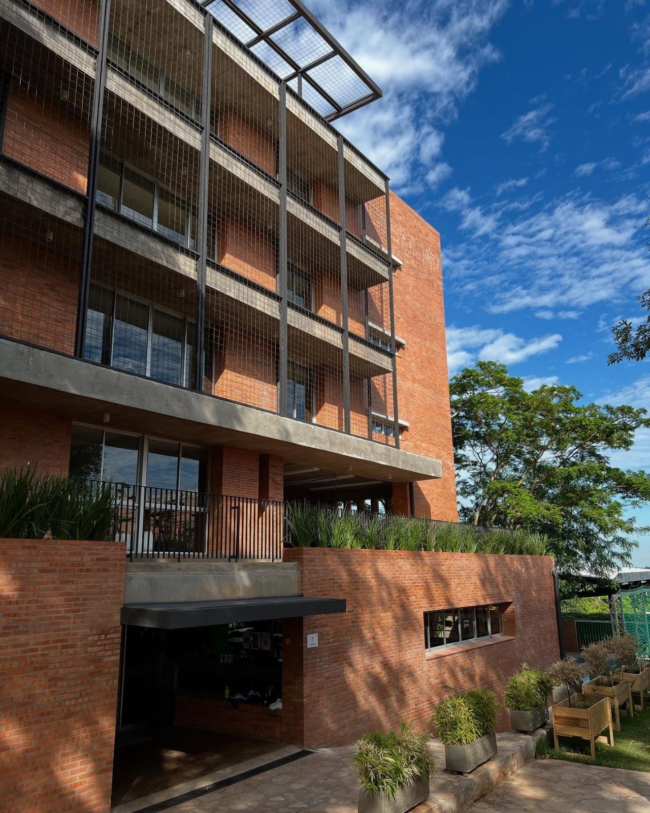 Centro educativo construido por MCI en Asunción, fachada de ladrillo visto